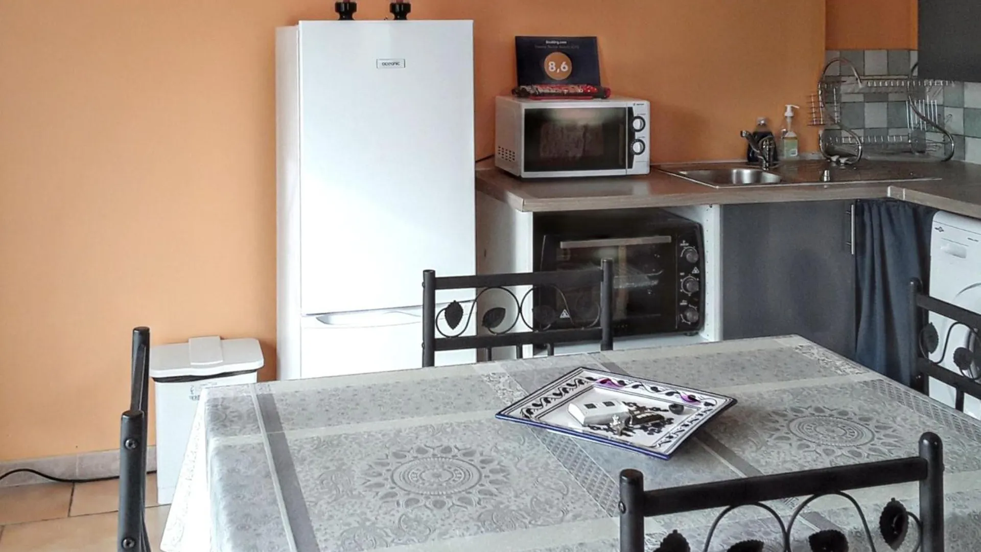 Holiday home Maison Charmante A L'Isle-Sur-La-Sorgue Avec Jardin Cloture